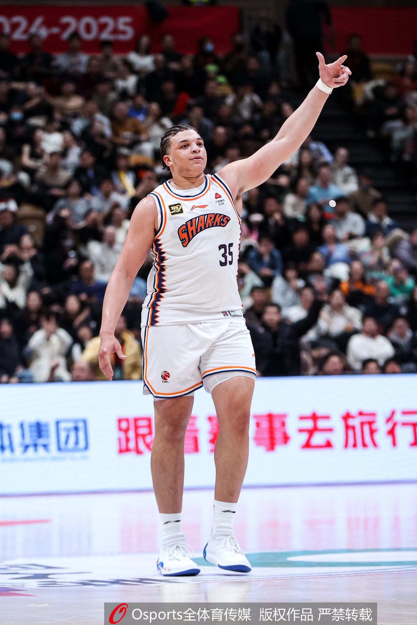  小坦克！洛夫頓上半場9中6砍18分12板3助 4次犯規是隱患